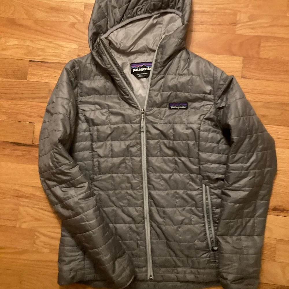 W's Patagonia Nano Puff Hoodie Jacket - Picture 1 of 9